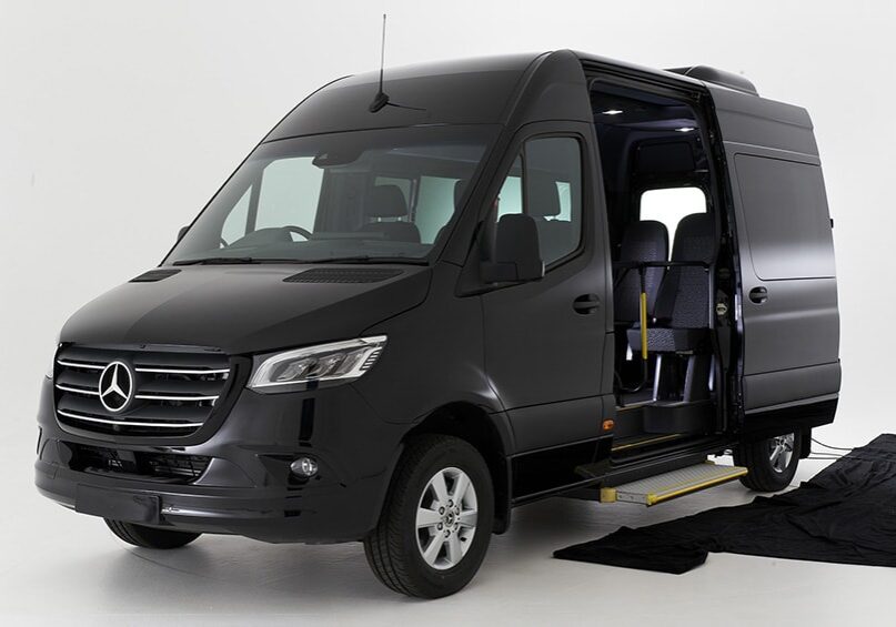 Minibus deri në 8 pasagjerë Minibus deri në 8 pasagjerë